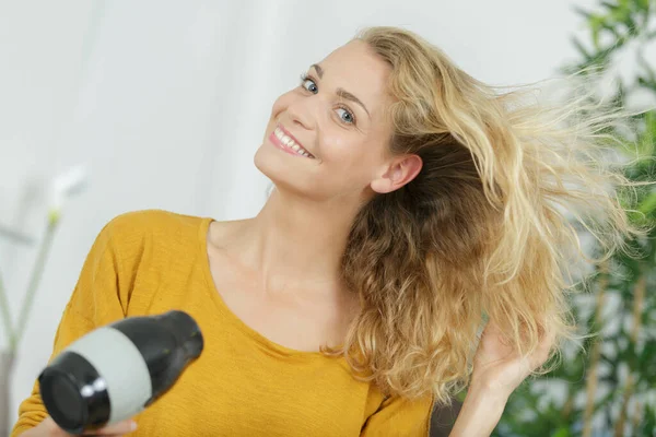Mladá Žena Vlasy Sušení Vlasy Elektrickým Dmychadlem — Stock fotografie