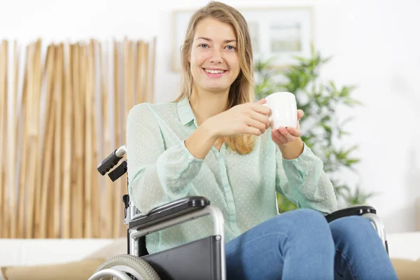 Šťastný Kancelář Žena Invalidním Vozíku Kávou — Stock fotografie
