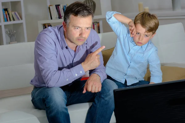 Pai Seu Filho Assistindo Televisão — Fotografia de Stock