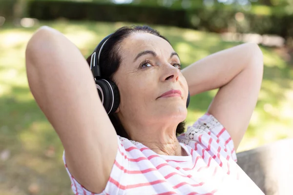 Χαρούμενη Ηλικιωμένη Γυναίκα Που Ακούει Μουσική Στο Πάρκο — Φωτογραφία Αρχείου