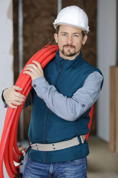 Construtor Masculino Segurando Indors Tubos Plástico — Fotografia de Stock