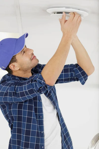 Klusjesman Repareren Ventilator Aan Het Plafond — Stockfoto