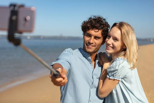 Casal Feliz Tomando Selfie Com Vara Selfie Praia — Fotografia de Stock