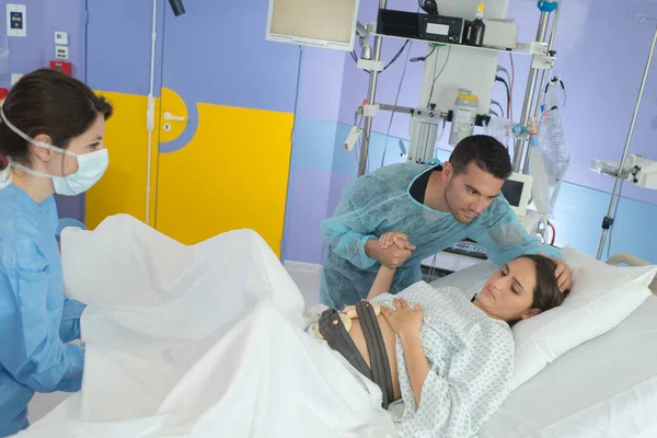 Woman Giving Birth Hospital Husband Giving Encouragement — Stock Photo, Image