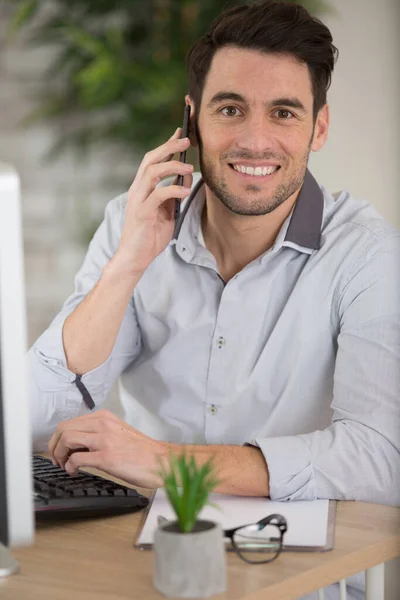 Бізнесмен Робить Телефонний Дзвінок Сидячи Робочому Столі Офісі — стокове фото