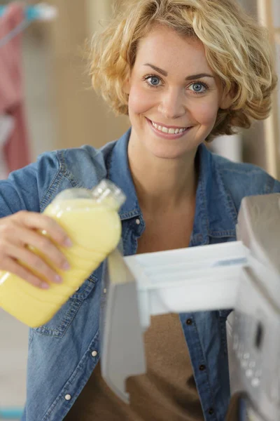 Mujer Vertiendo Detergente Lavado —  Fotos de Stock