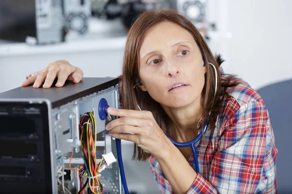 技術サポートの仕事をしている女性がコンピュータのラップトップを — ストック写真