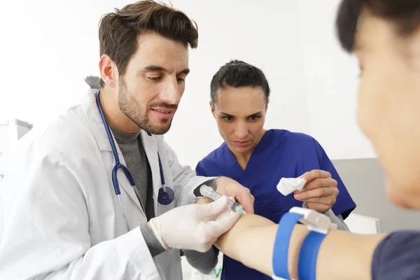 Doctor Masculino Vacunando Paciente Mujer Madura Clínica —  Fotos de Stock