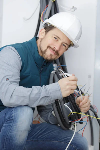 Eletricista Reparar Fios Fixação Parede — Fotografia de Stock