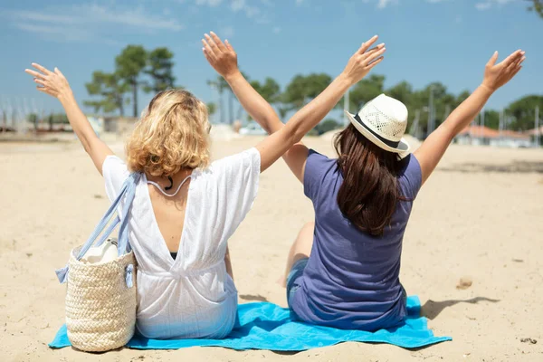 Mujeres Felices Están Disfrutando Playa —  Fotos de Stock