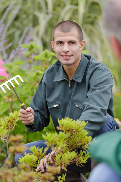 Jovem Jardineiro Masculino Segurando Ferramenta Jardinagem — Fotografia de Stock