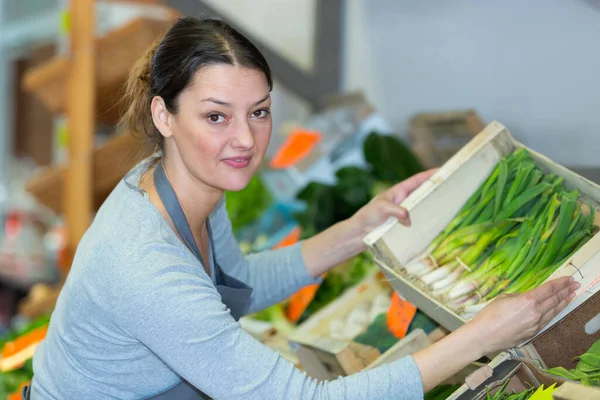 Samice Zeleniny Prodejce Vytahuje Pórek Kontejner — Stock fotografie