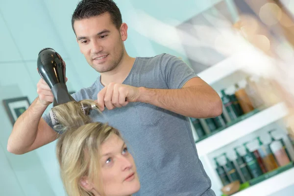 Mężczyzna Fryzjer Cios Suszenie Klientów Włosy — Zdjęcie stockowe