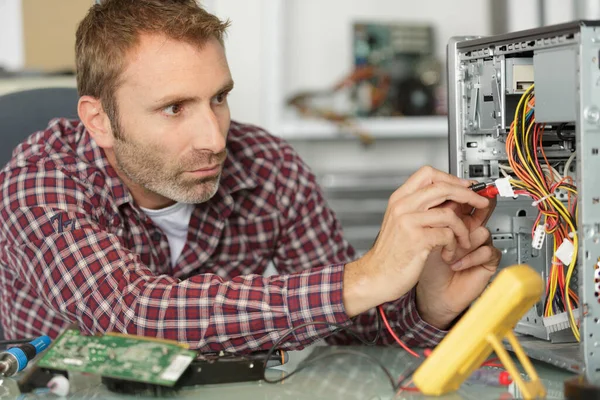 パソコンを修理する男 — ストック写真