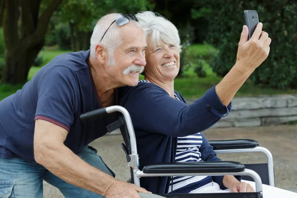 Pareja Ancianos Silla Ruedas Tomando Selfies — Foto de Stock