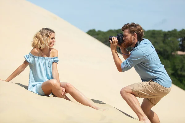 婚礼和生活方式摄影师在海滩上给女人拍照 — 图库照片