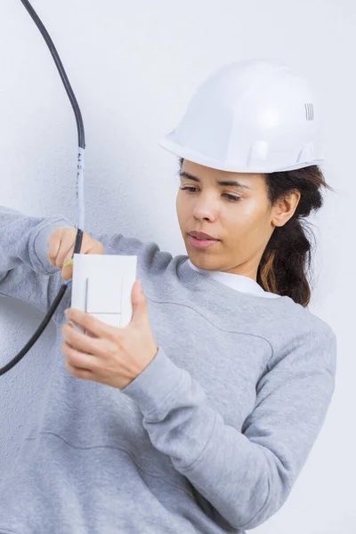 ケーブル付きの女性電気技師の肖像画です — ストック写真