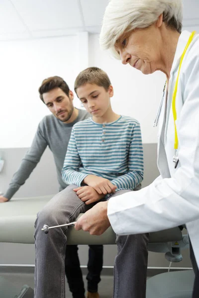 Ärztin Untersucht Kleinen Jungen Mit Unterstützung Des Vaters — Stockfoto