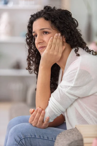Evdeki Kanepede Oturan Depresif Genç Kadın — Stok fotoğraf