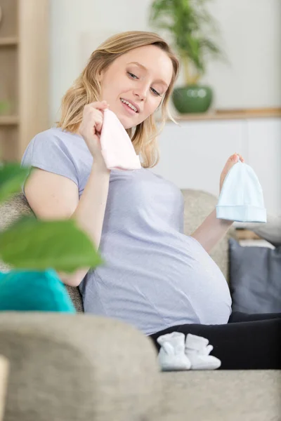 Mulher Está Escolhendo Panos Bebês — Fotografia de Stock
