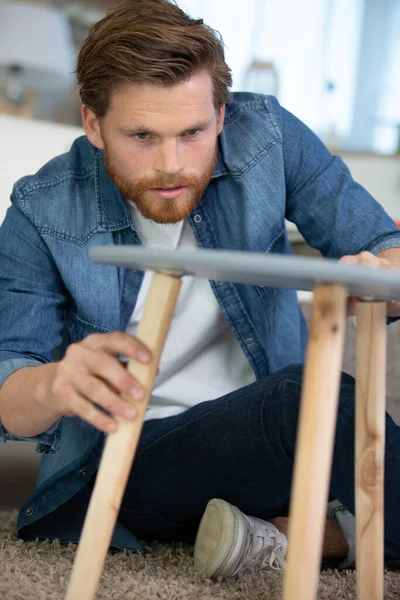 Man Repairing Wooden Table — Stock Photo, Image