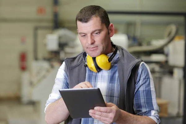 Ingeniero Hombre Industrial Con Tableta Una Fábrica — Foto de Stock