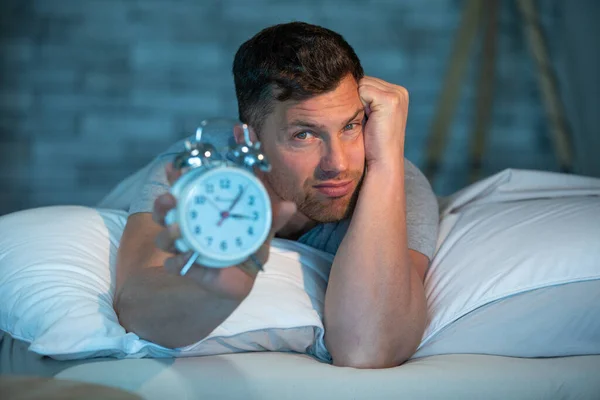Hombre Que Tiene Problemas Para Dormir —  Fotos de Stock