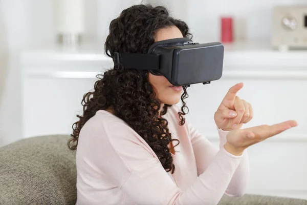 Kvinna Bär Virtual Reality Glasögon — Stockfoto