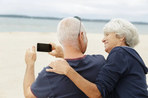 Liebevolles Senioren Paar Tropischen Strandurlaub — Stockfoto