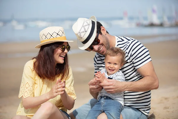 Lycklig Familj Stranden — Stockfoto