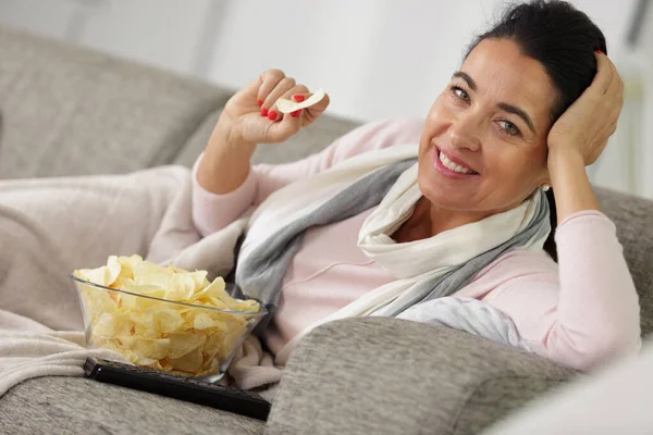 Ensam Mogen Kvinna Äter Snacks Soffan — Stockfoto