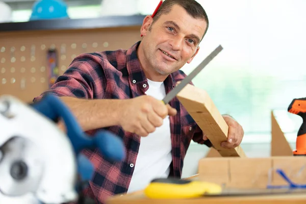 Homem Usando Arquivo Abrasivo Comprimento Madeira — Fotografia de Stock
