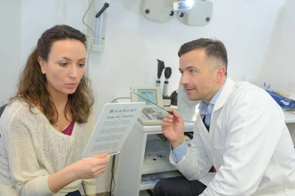 Οφθαλμίατρος Ζητώντας Από Τον Ασθενή Διαβάσει Σελίδα — Φωτογραφία Αρχείου