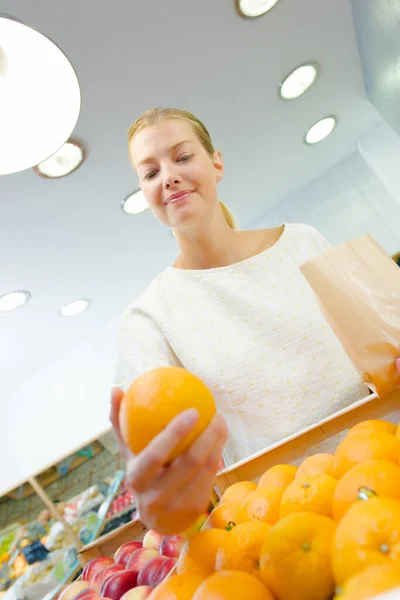 Een Vrouw Kiest Sinaasappels — Stockfoto