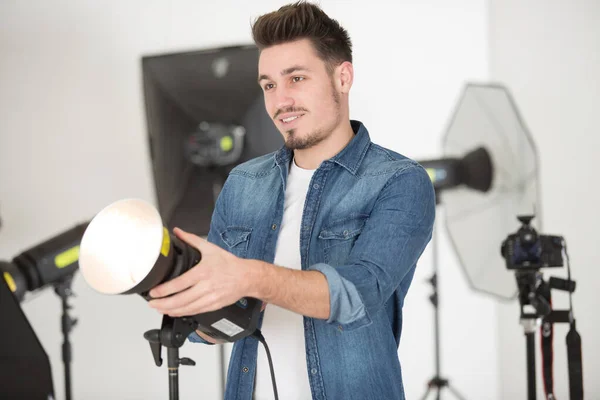 Fotógrafo Preparando Estudio Con Lámparas Spot —  Fotos de Stock