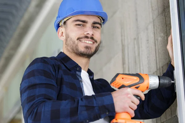 Trabajador Hombre Constructor Utilizando Destornillador Eléctrico Interiores — Foto de Stock