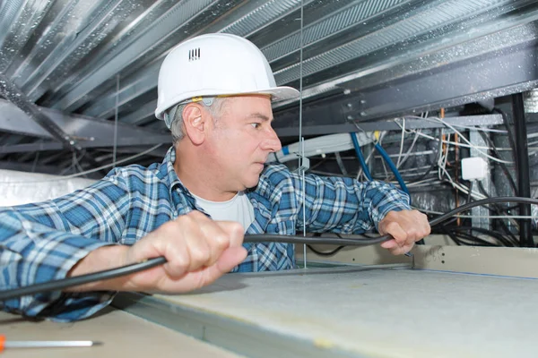 Homme Réparer Câblage Électrique Sur Plafond — Photo