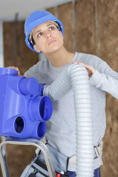 Woman Fitting Hose Roofspace — Stock Photo, Image