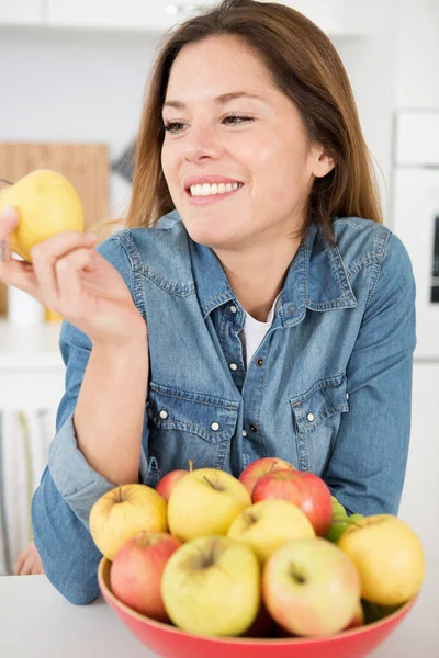 自宅にりんごを持つ女性 — ストック写真