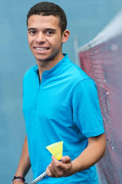 Ung Man Spelar Badminton — Stockfoto