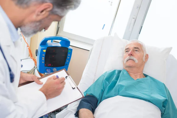 Arzt Stellt Blutdruckmessung Krankenhaus Fest — Stockfoto