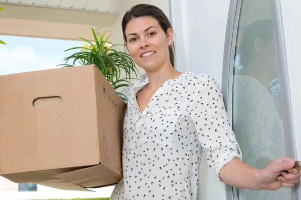 Vrouw Verhuist Een Nieuw Huis — Stockfoto