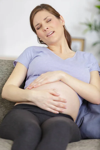 Mujer Embarazada Que Sufre Dolor Cabeza Sentada Sofá — Foto de Stock