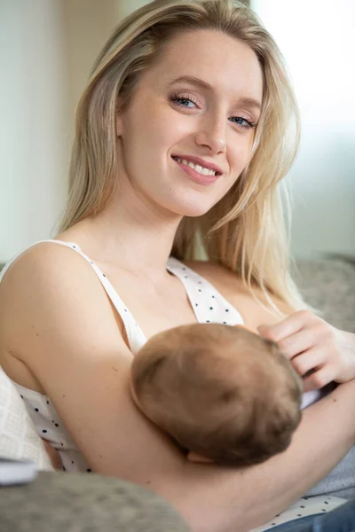 Mulher Amamentando Bebê Casa — Fotografia de Stock