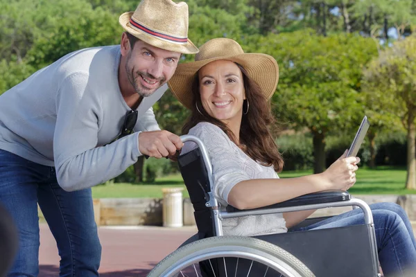 Szczęśliwa Para Wózku Inwalidzkim Spacerująca Parku — Zdjęcie stockowe