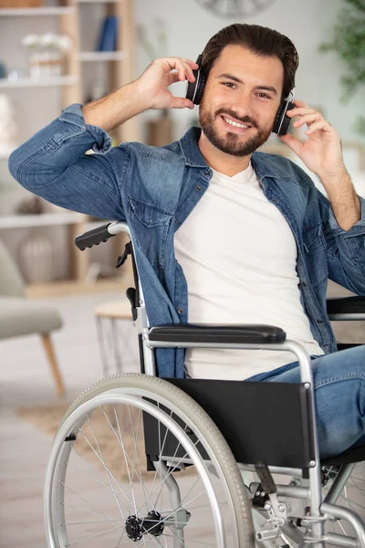 Hombre Discapacitado Escuchando Música Silla Ruedas —  Fotos de Stock