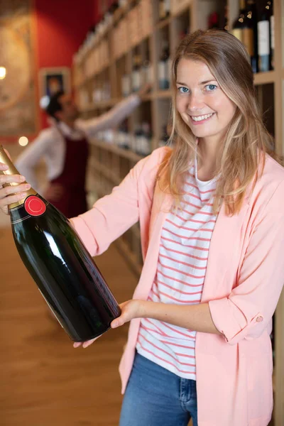 Женщина Лицензии Держит Магнум Шампанского — стоковое фото
