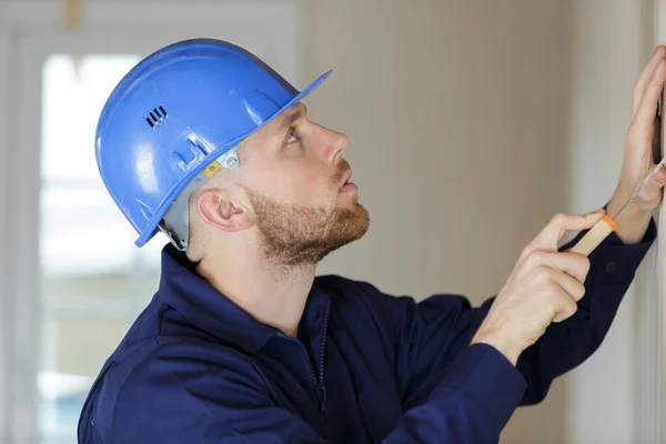 Jovem Construtor Masculino Usando Raspador Parede — Fotografia de Stock