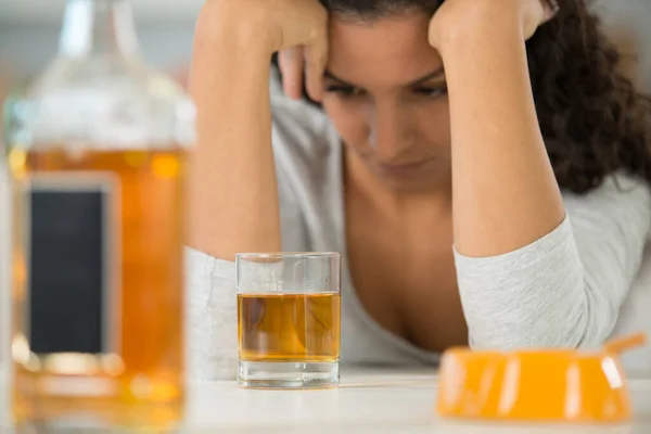 Młoda Kobieta Depresji Pijąca Alkohol — Zdjęcie stockowe