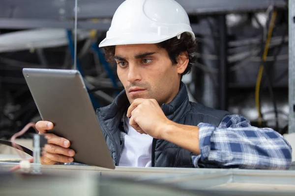 Technician Safety Helmet Holding Digital Tablet — Stock Photo, Image